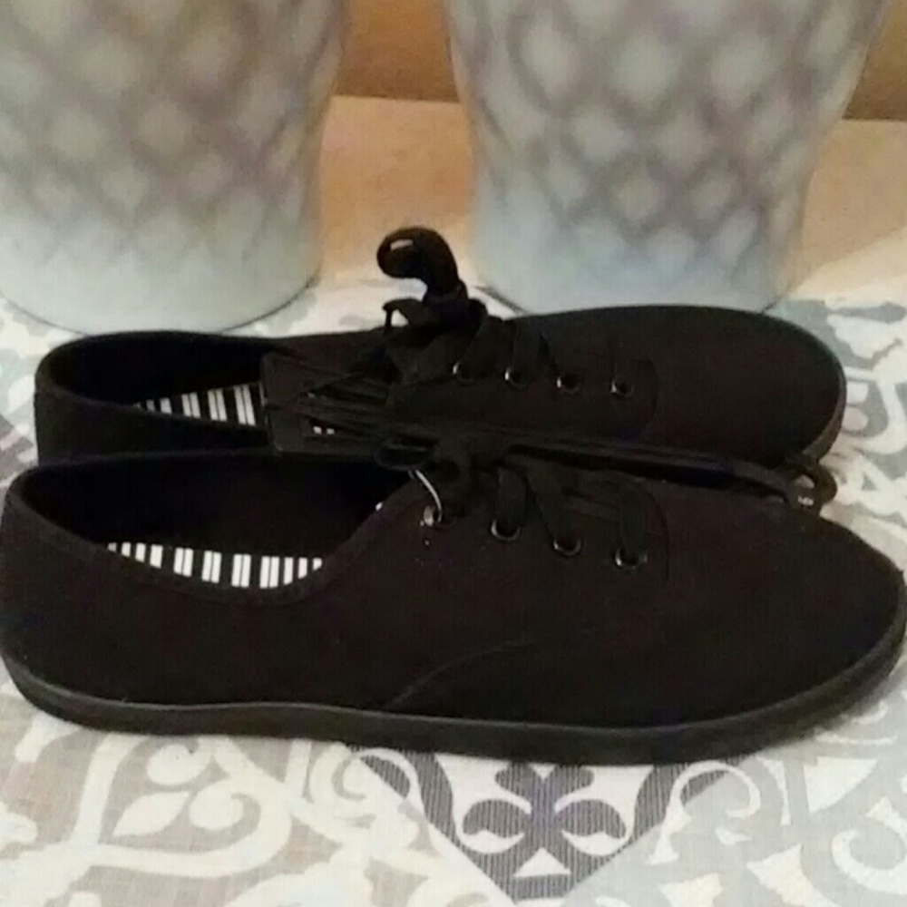 Basic Sneakers - Picture 3 of 3